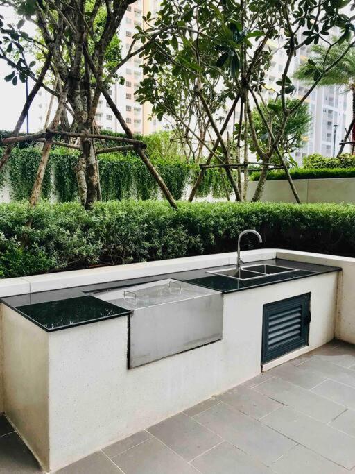 Q7 Riverside 2 Bed W River-view, Netflix & Pool Apartment *