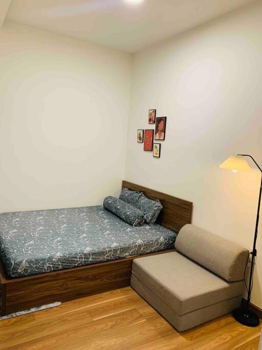 Q7 Riverside 2 Bed W River-view, Netflix & Pool Apartment *