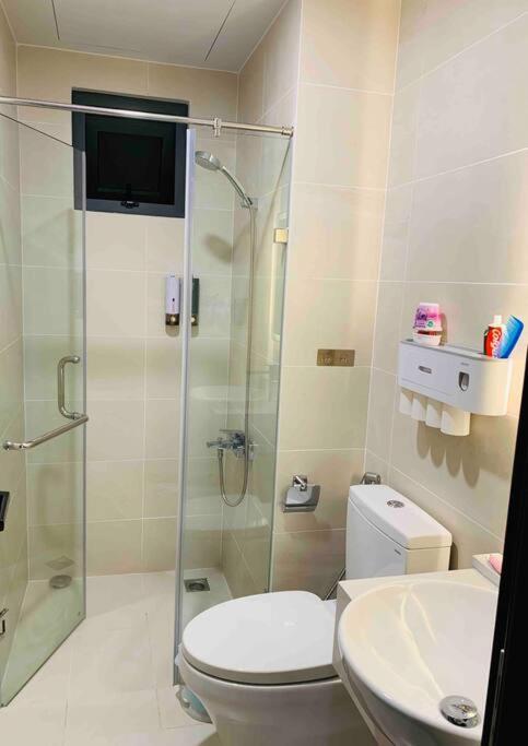 Q7 Riverside 2 Bed W River-view, Netflix & Pool Apartment