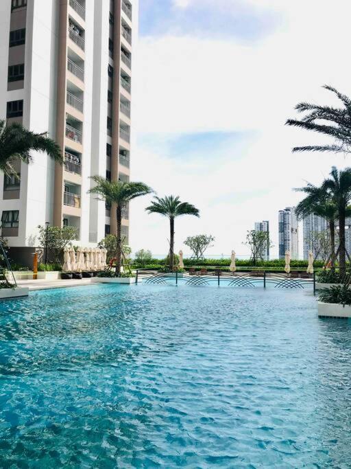 Q7 Riverside 2 Bed W River-view, Netflix & Pool Ho Chi Minh City