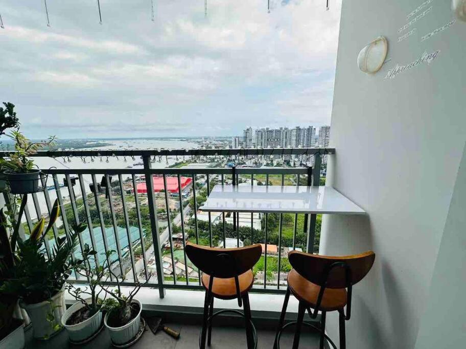 Apartment Q7 Riverside 2 Bed W River-view, Netflix & Pool *